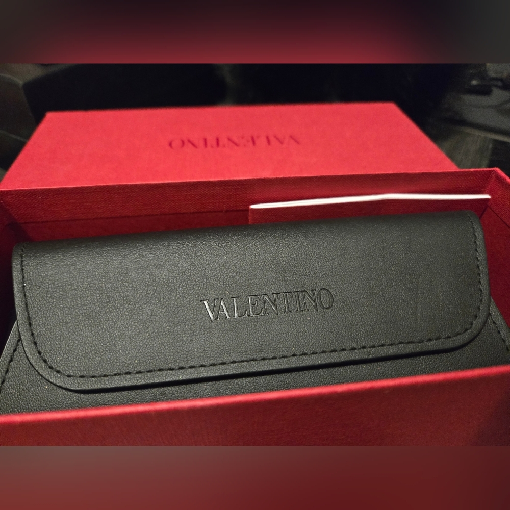 [SOLD] VALENTINO SUNGLASSES - Picture 4 of 7